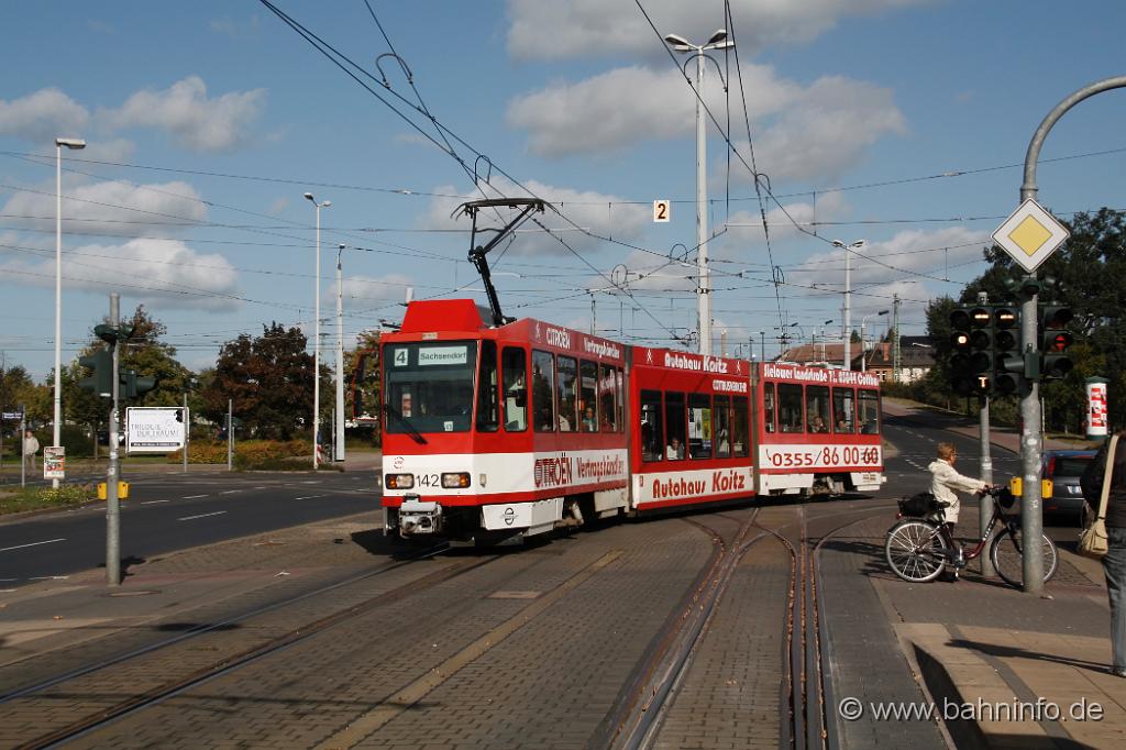 Bild-001.jpg - Auf der Fahrt in den Betriebshof Neu Schmellwitz begegnet uns der KTNF6 142 am Bahnhof.