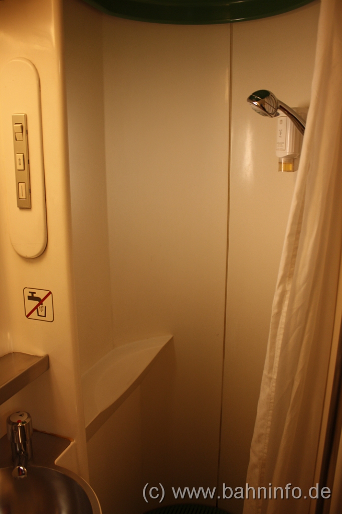 IMG_7628.JPG - Blick in das "Badezimmer" inkl. Dusche, welches zu jedem Schlafwagen-Abteil gehört.