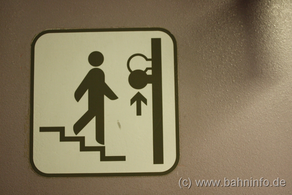 IMG_7630.JPG - Dieses Piktogramm weist darauf hin, wie man die Treppe zum oberen Bett anlegen kann.