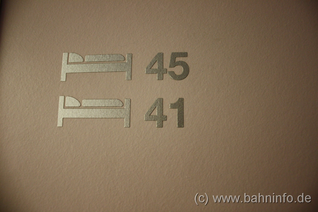 IMG_7655.JPG - Nummerierung der Betten an der Abteiltür. In diesem Abteil befinden sich die Betten Nr. 41 und 45.